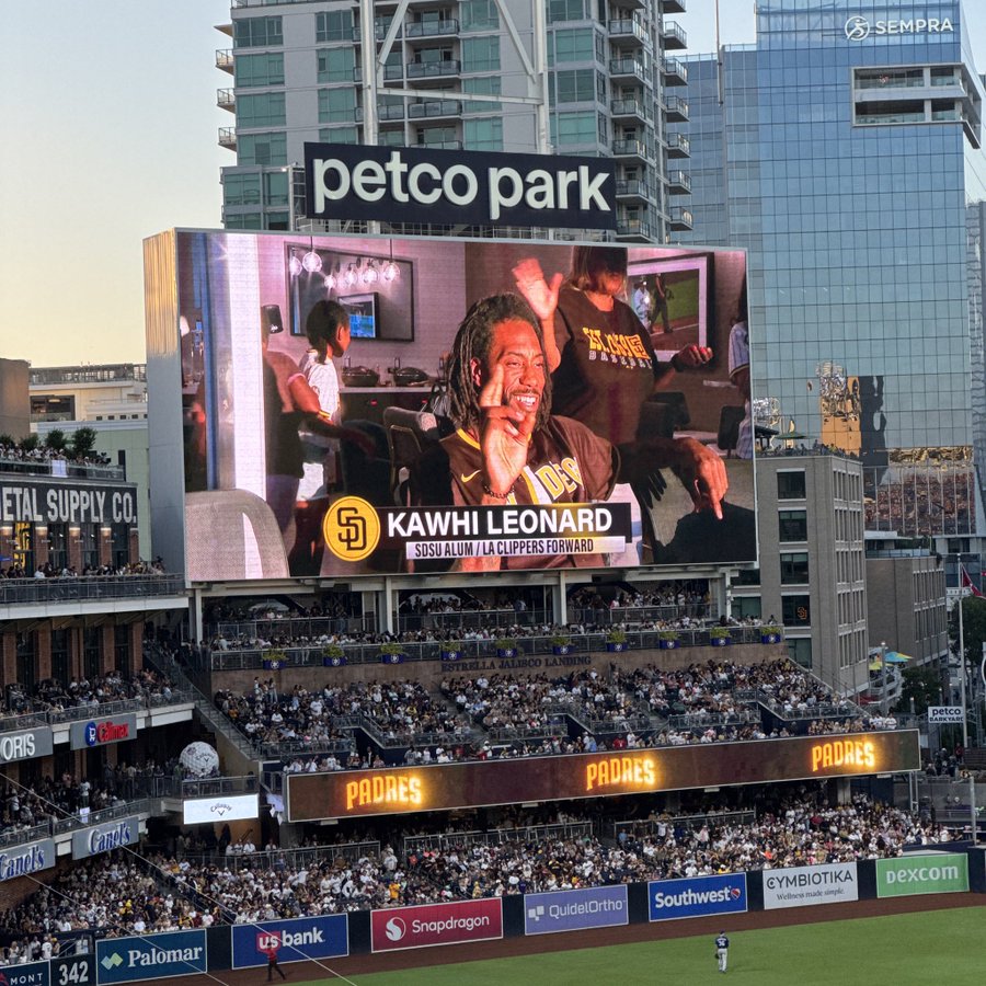 享受假期！伦纳德带着儿子在现场观看MLB比赛