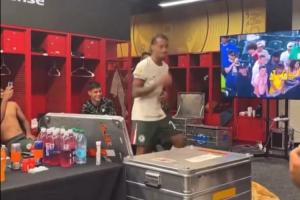 完美体育-光速融入球队！切尔西新援佩德罗在更衣室内沉浸式跳舞